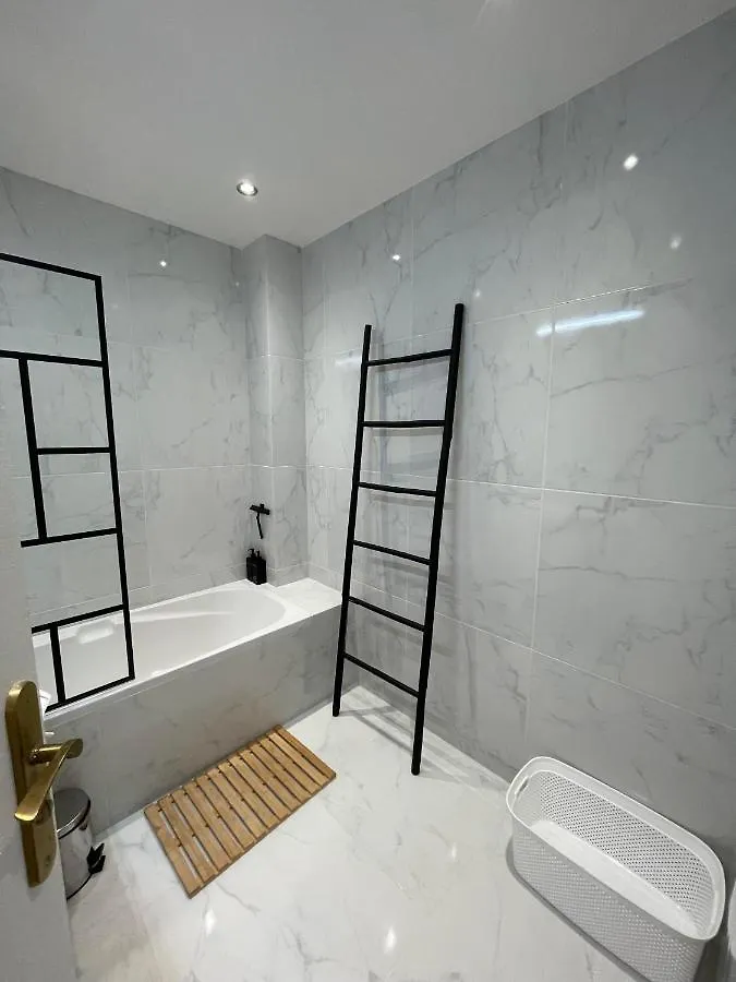 Comfortable Apartment With Parking - Antibes Riviera France